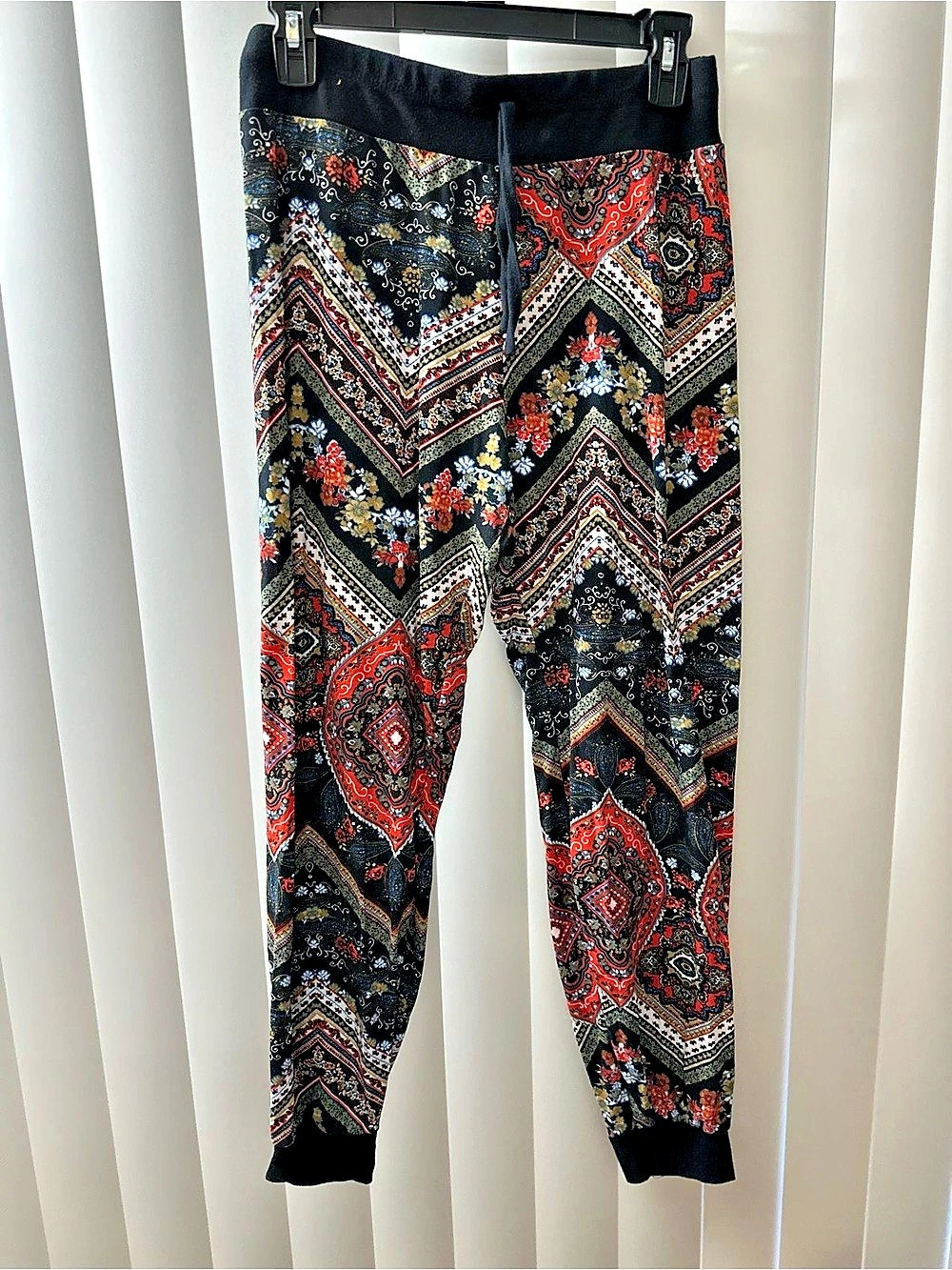 Women's Geometric Printed Leggings in Black & Red